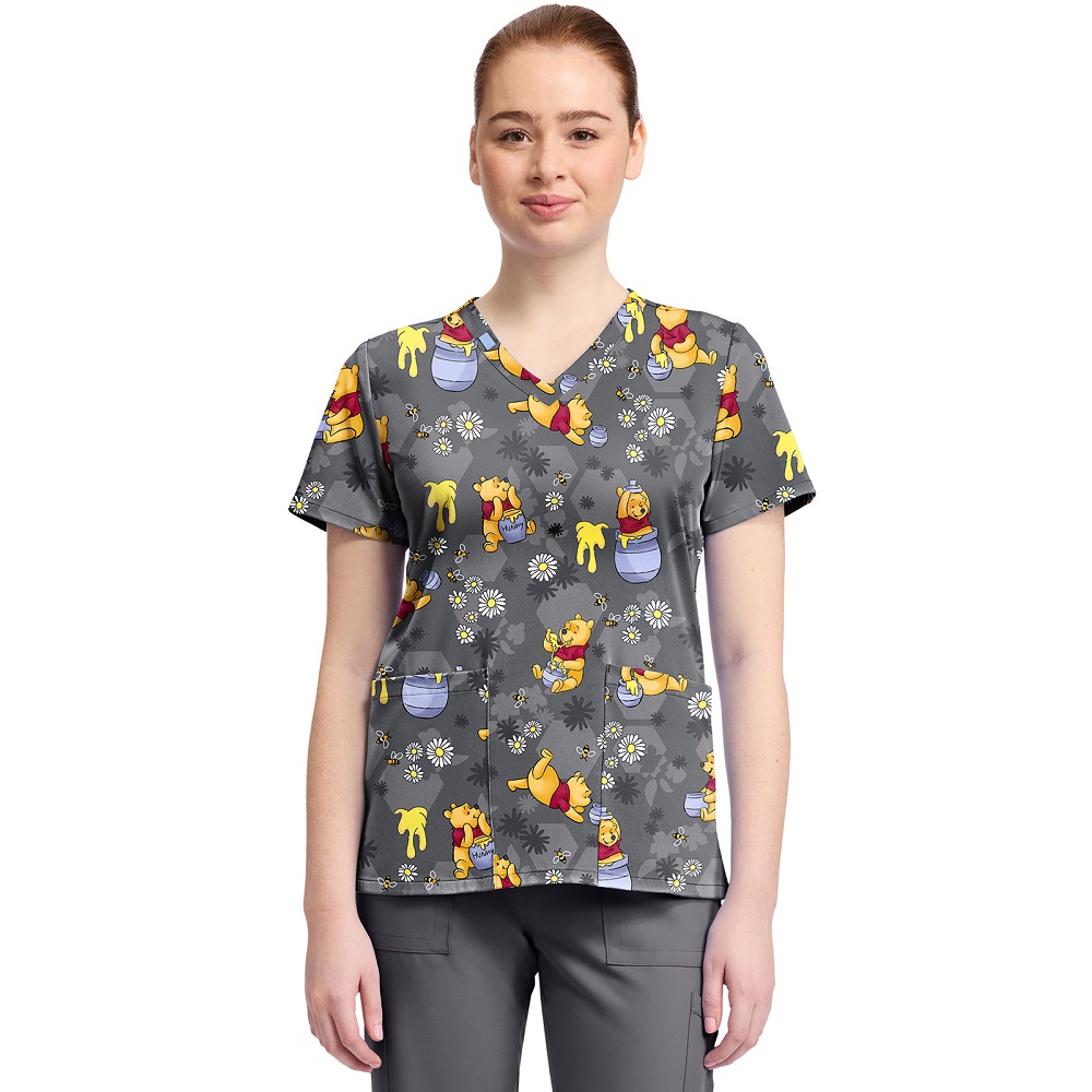 Bluza medyczna damska Cherokee TF796 PHXB – elastyczna bluza z nadrukiem Kubusia Puchatka